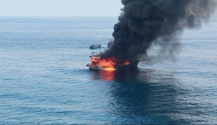Kapal Ikan KM. Inka Mina Maritim 036 mengalami kebakaran di antara perairan Pulau Doko dan Palamea Kabupaten Halmahera Selatan.