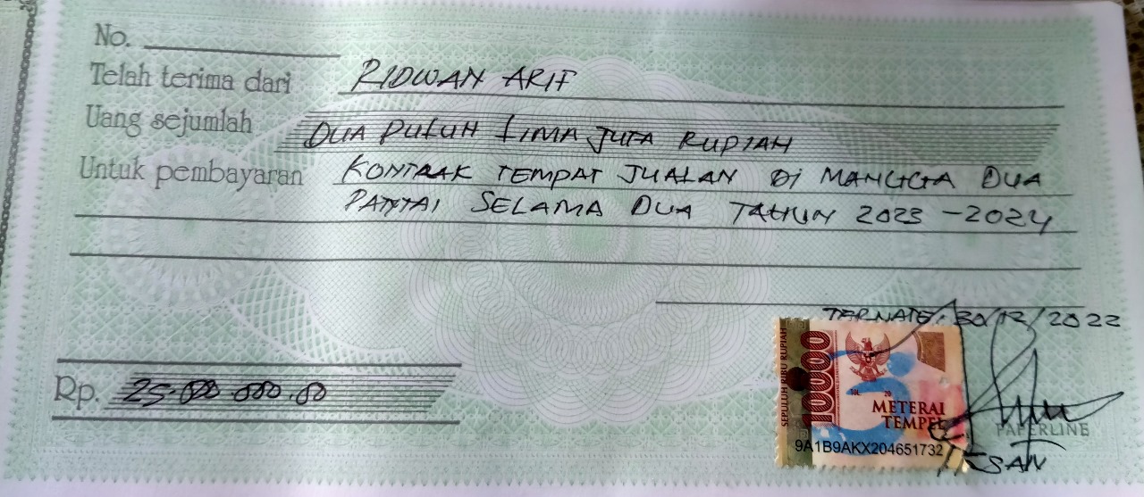 Foto : Bukti Kwitansi pembayaran kontrak lapak senilai Rp 25 Juta yang diterima oknum Polisi Iksan Madjojo.