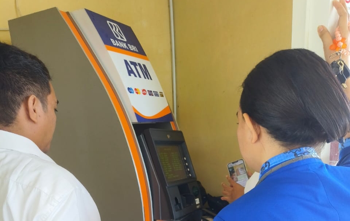 Pegawai BRI Unit Morotai saat melihat mesin ATM usai dibobol maling.(Ist).