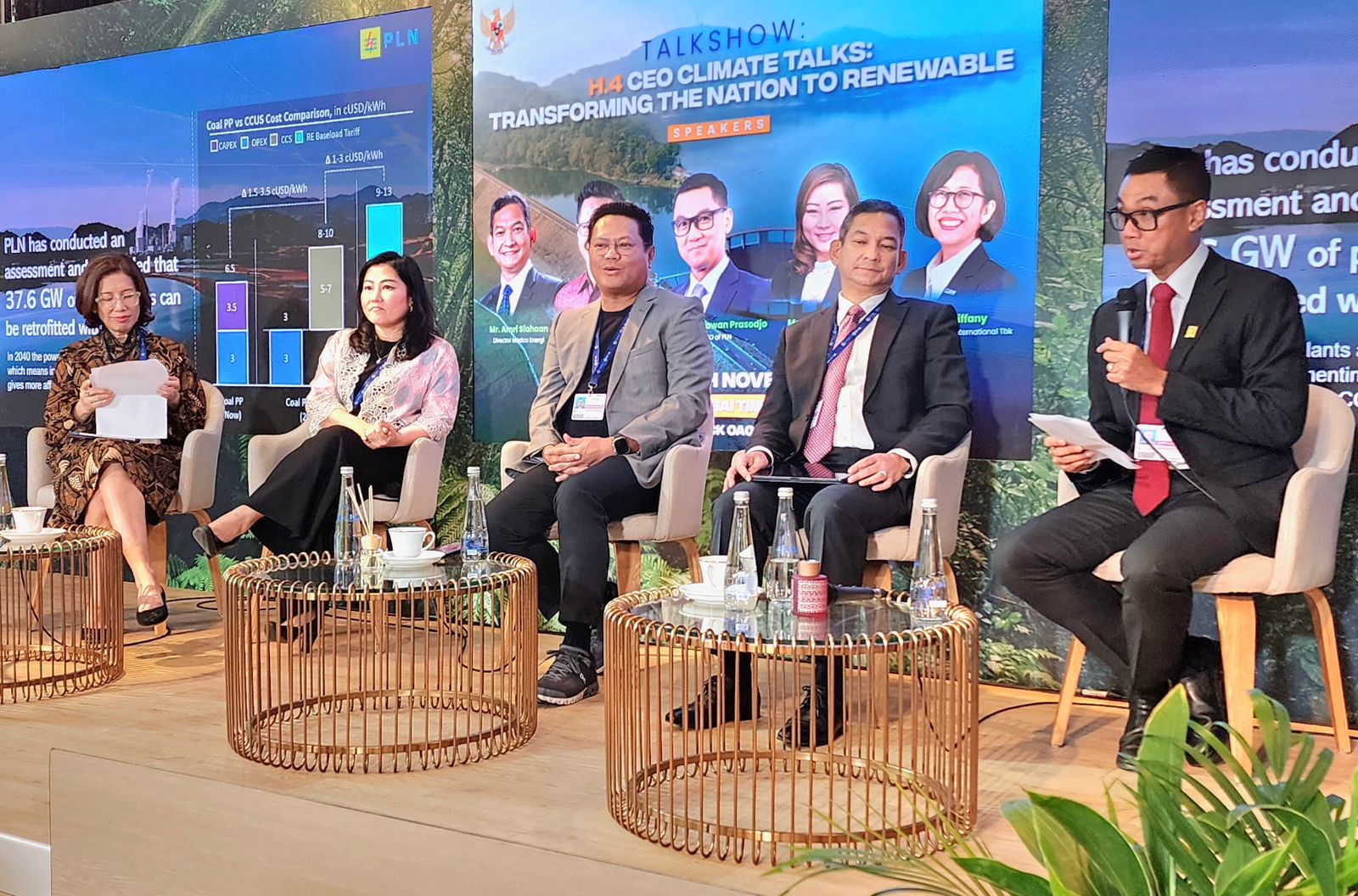 Direktur Utama PLN Darmawan Prasodjo (kanan) saat memaparkan skema Accelerating Renewable Energy Development (ARED) di sesi talkshow bertajuk CEO Climate Talks
