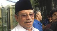 Gubernur Maluku Utara Abdul Gani Kasuba saat menjalani pemeriksaan di gedung KPK, Selasa 18 Desember 2023.(Foto : CN Indonesia).