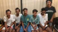 Enam remaja yang diduga pelaku pemerkosaan anak dibawah umur saat diamankan di Polsek Oba, Tidore Kepulauan, Rabu 20 Desember 2023.(Foto : Al/beritadetik.id).