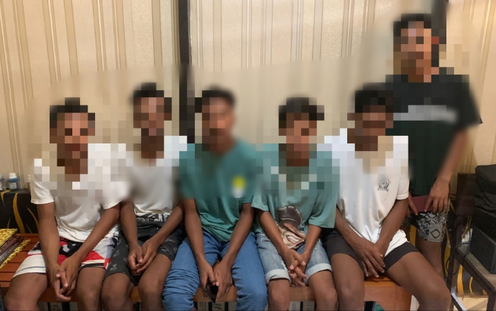 Enam remaja yang diduga pelaku pemerkosaan anak dibawah umur saat diamankan di Polsek Oba, Tidore Kepulauan, Rabu 20 Desember 2023.(Foto : Al/beritadetik.id).