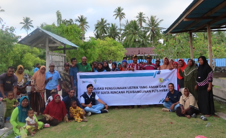 Foto Bersama tim PLN UP3 Sofifi bersama masyarakat desa Umiyal pasca kegiatan selesai