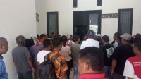 Puluhan Kepala Desa di Halmahera Utara saat mendatangi Kantor BPKAD Halut, Kamis (21/12).