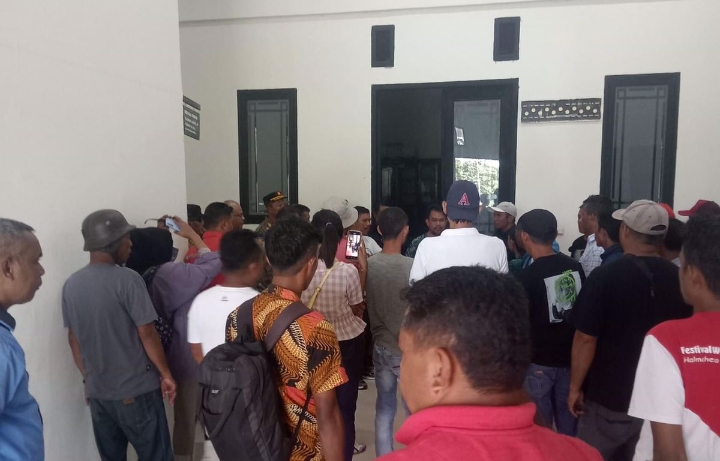 Puluhan Kepala Desa di Halmahera Utara saat mendatangi Kantor BPKAD Halut, Kamis (21/12).