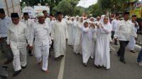 Bupati Kabupaten Kepulauan Sula, Hj, Fifian Adening Mus  didampingi para pimpinan OPD melaksanakan pancangan tiang alif Masjid Tri Sula, Jumat (12/1/2024).