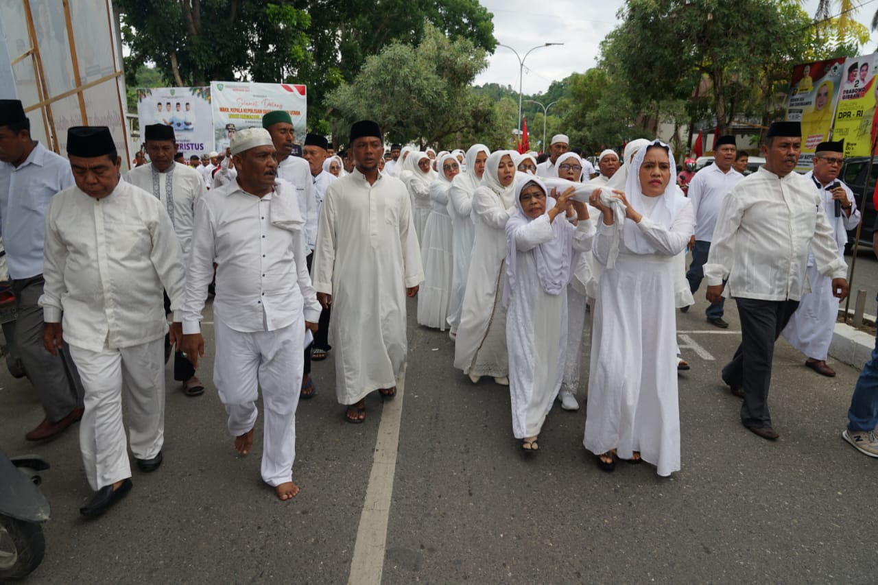 Bupati Kabupaten Kepulauan Sula, Hj, Fifian Adening Mus  didampingi para pimpinan OPD melaksanakan pancangan tiang alif Masjid Tri Sula, Jumat (12/1/2024).