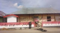 Warga palang kantor Desa Fukweu, Kecamatan Sanana Utara, Kabupaten Kepulauan Sula, Jumat (11/1/2024).