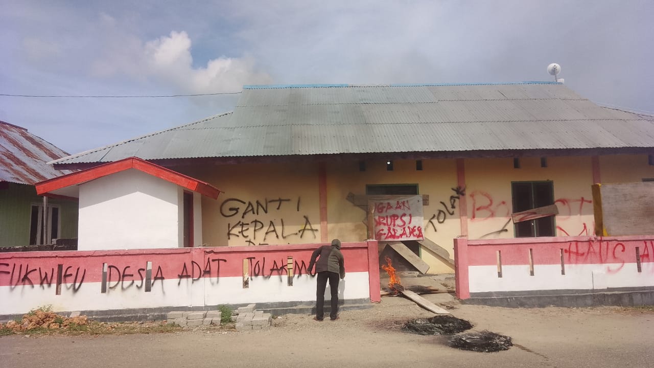 Warga palang kantor Desa Fukweu, Kecamatan Sanana Utara, Kabupaten Kepulauan Sula, Jumat (11/1/2024).
