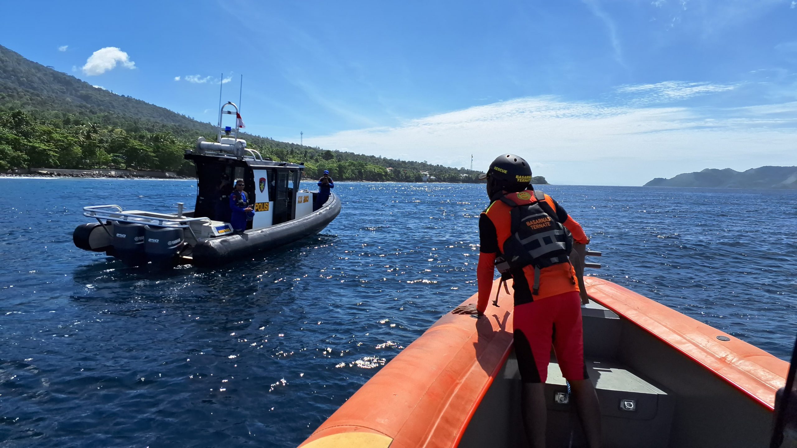 Tim Rescue Kansar Ternate bersama potensi SAR melakukan pencarian terhadap korban.(Foto : Basarnas Ternate).