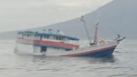 Kapal Kayu Berkas Usaha saat karam di dekat dermaga packing plan PT Semen Tonasa di Oba Utara pada Selasa (16/1/2024).