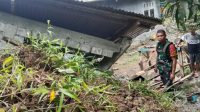 Rumah milik Arnol Panawal di Desa Asmiro, Kecamatan Loloda Utara, Halmahera Utara saat tertimbun longsor, Senin 22 Januari 2023.(Ist).