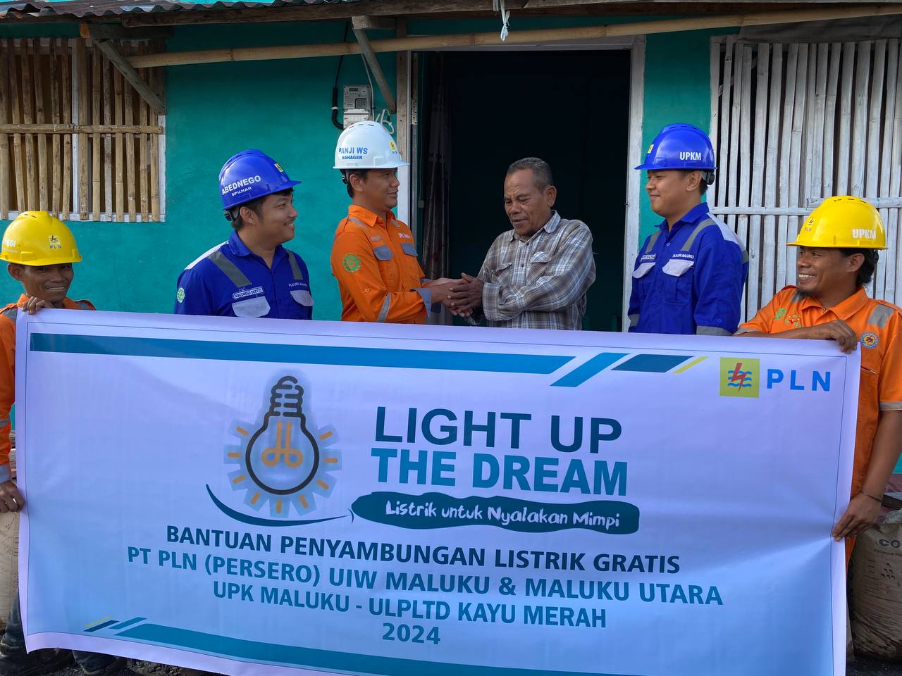 Foto bersama Penyerahan Bantuan Light Up The Dream oleh PLN UPK Maluku kepada Warga Penerima Bantuan di Ternate Maluku Utara