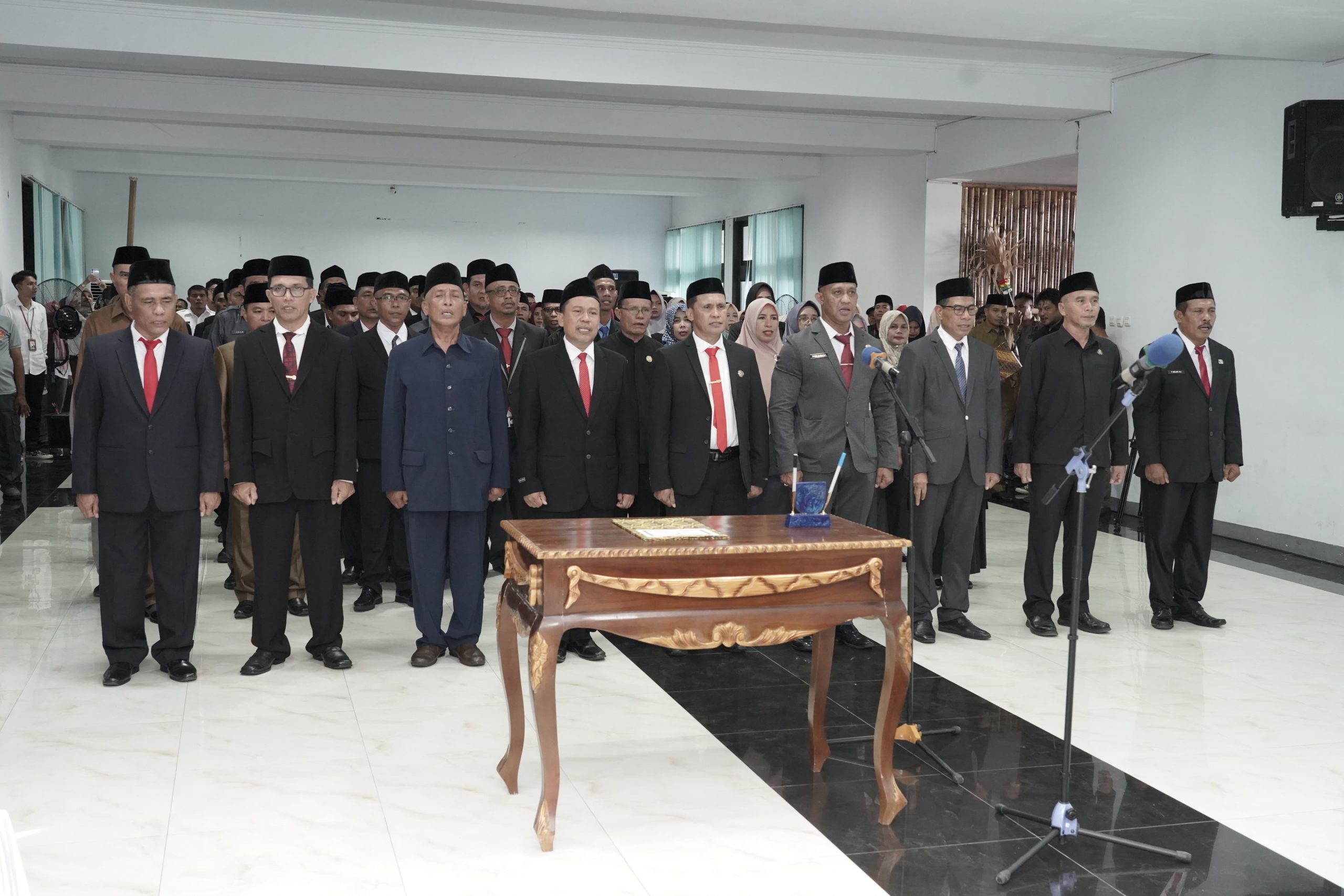 Pelantikan dan pengambilan sumpah jabatan pejabat eselon II ini berlangsung  di aula kantor Walikota Ternate, Rabu (07/2/2024).