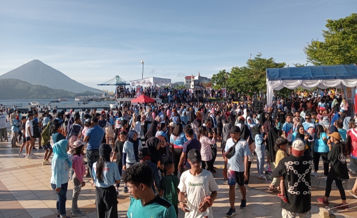 Ribuan warga Kota Ternate, Provinsi Maluku Utara, mengikuti kegiatan jalan sehat dan senam gemoy di Landmark Ternate, Minggu (4/2/2024).