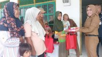 Paket bantuan berupa makanan kotak, beras, telur, susu dan biskuit ini diserahkan secara simbolis oleh Bupati Kepulauan Sula, Fifian Adeningsi Mus.