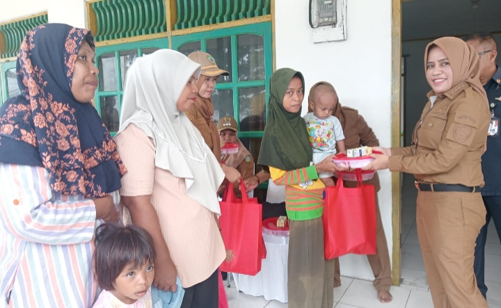 Paket bantuan berupa makanan kotak, beras, telur, susu dan biskuit ini diserahkan secara simbolis oleh Bupati Kepulauan Sula, Fifian Adeningsi Mus.