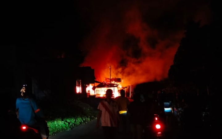 Rumah milik sepasang suami istri, Andris Punyia dan Hensiati, di Desa Kupa-kupa, Kecamatan Tobelo Selatan, Kabupaten Halmahera Utara saat alami kebakaran pada Selasa 6 Februari 2024.(Foto : Ist).