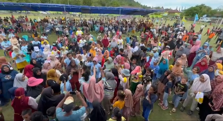 Ratusan warga Saketa, Kecamatan Gane Barat saat menghadiri kampanye, Rabu 7 Februari 2024.(foto : Ist).