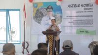 Sekretaris Daerah Kota Ternate Rizal Marsaoly saat membuka kegiatan Musrembang tingkat Kecamatan di Moti, Kamis (22/02/24).