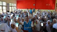Antusias siswa dan siswi SMAN 13 Ambon dalam mendownload aplikasi PLN Mobile