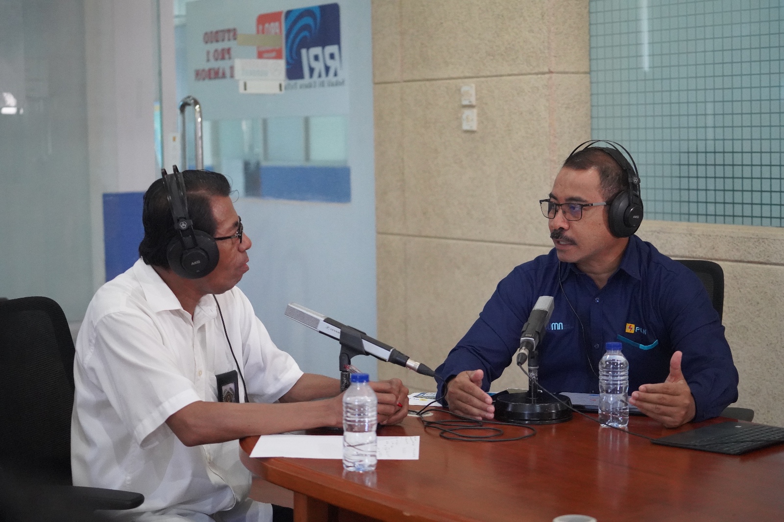 General Manager PLN UIW MMU, Awat Tuhuloula menghadiri interview di Kantor Radio Republik Indonesia (RRI) Ambon