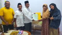 SERTIPIKAT : Drs H Ishak Jamaluddin (tiga dari kiri) secara simbolia menerima sertipikat dari pemilik lahan usai dilakukan pelunasan.(*).