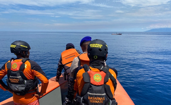 Tim SAR Gabungan saat melakukan operasi pencarian anggota Brimob yang jatuh dari Kapal Al-Sudais 21 tujuan Sanana.(Foto : Basarnas Ternate).