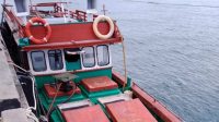 Kapal pengangkut 18 BBM jenis solar yang diduga ilegal masuk di Pulau Morotai, Maluku Utara.(Foto : Ist).