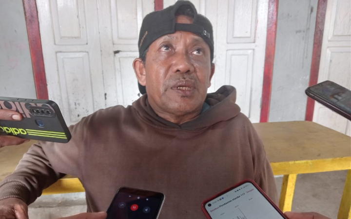 Husni Usia diwawancarai awak media usai membuat laporan resmi ke Polres Kepulauan Sula.(Foto : Noho/beritadetik.id).