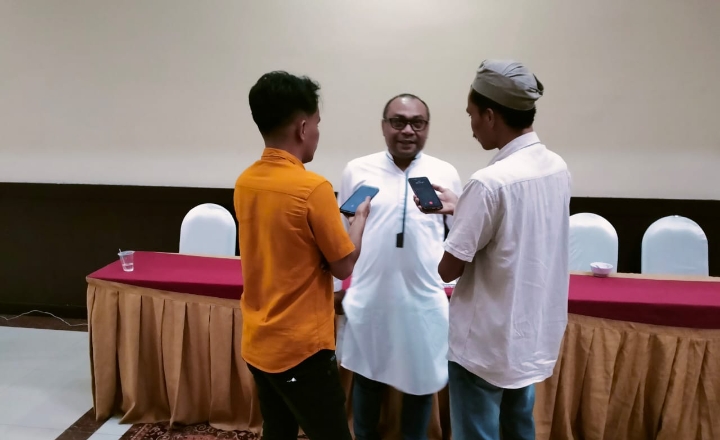 Manager Branch Telkomsel Ternate, Jefri Erwin Saiwini Kamudi saat diwawancarai wartawan termasuk beritadetik.id.(Foto : Ist).