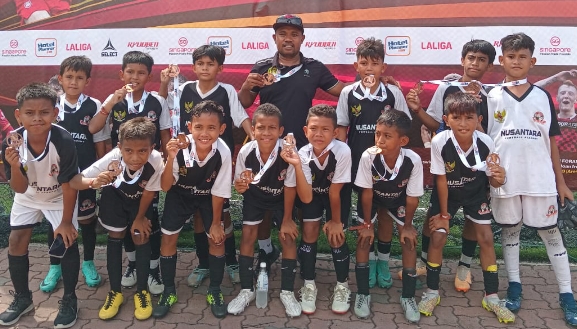Tim usia dini pesepakbola muda Maluku Utara berhasil menyabet lima juara sekaligus pada ajang turnamen sepakbola Asia Tenggara JSSL di Singapura, tahun 2024.