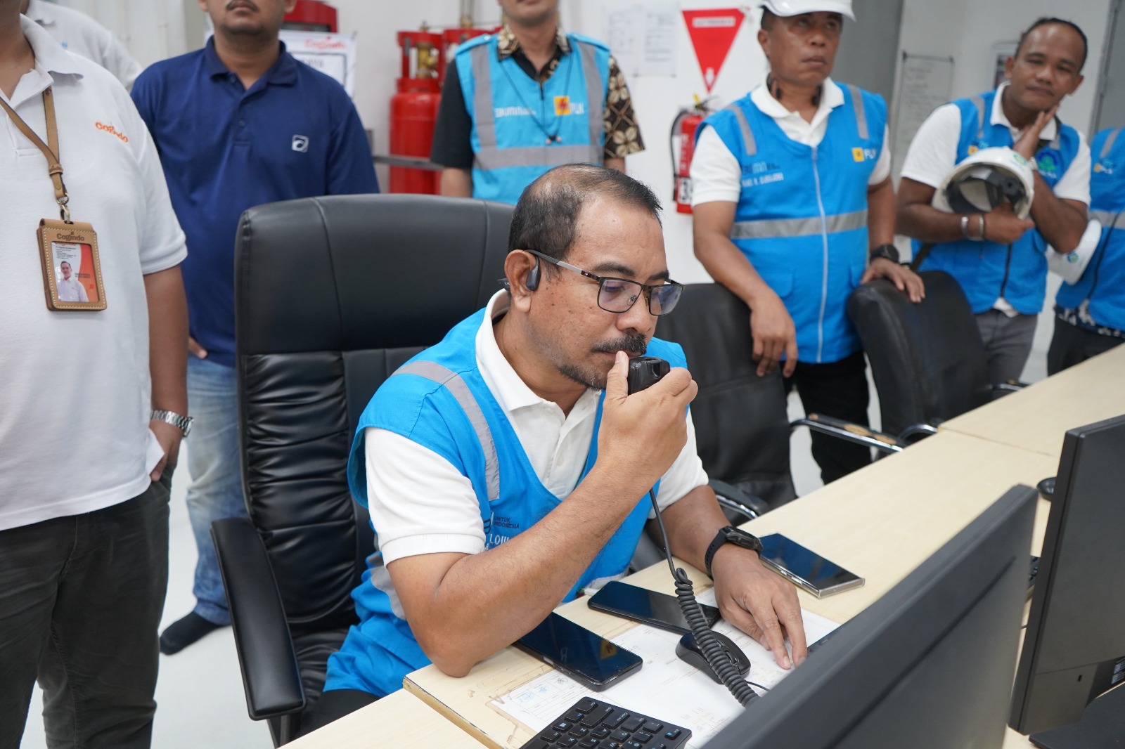 General Manager PLN UIW MMU, Awat Tuhuloula langsung berkomunikasi lewat radio dengan salah satu operator yang sedang bersiaga untuk mengamankan pasokan listrik