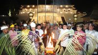Wali Kota M Tauhid Soleman mendampingi Sultan Ternate, Hidayatullah Mudaffar Syah, menyalakan obor induk perayaan malam Lailatul Qadar pada Sabtu, (6/4/2024) malam.