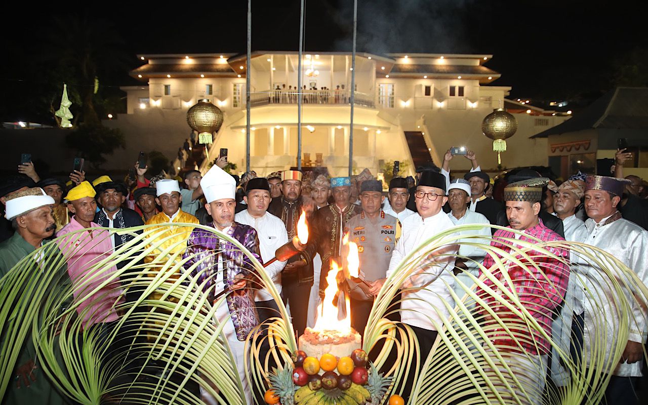 Wali Kota M Tauhid Soleman mendampingi Sultan Ternate, Hidayatullah Mudaffar Syah, menyalakan obor induk perayaan malam Lailatul Qadar pada Sabtu, (6/4/2024) malam.