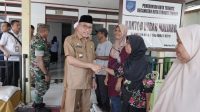 Wali Kota Ternate, M. Tauhid Soleman saat berbagi dengan warga di Kelurahan Maliaro, Ternate Tengah.(Istimewa).