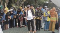 Kepala Dinas Pariwisata Kota Ternate, Rustam P Mahli saat mengikuti Fashion Show pakaian batik tenun khas Ternate di acara HUT Pemkot Ternate Ke-25 tahun 2024 di kawasan Taman Nukila Ternate, Senin 29 April 2024.(Istimewa).