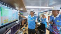 Direktur Utama PLN, Darmawan Prasodjo (kiri) didampingi oleh Direktur Distribusi PLN, Adi Priyanto (tengah) dan General Manager PLN Unit Induk Distribusi Bali, I Wayan Udayana (kanan) ketika meninjau langsung pengamanan pasokan listrik untuk gelaran Konferensi Tingkat Tinggi World Water Forum (KTT WWF) ke- 10 di Bali pada Minggu (19/5).
