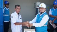 Penyerahan Souvenir PLN dari PLN UP3 Saumlaki ke Pelabuhan Perikanan