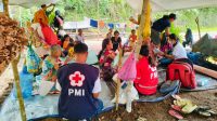 Palang Merah Indonesia (PMI) Halmahera Utara (Halut) ikut memantau dan mengecek kesehatan para pengungsi di Kabupaten Halmahera Barat yang terdampak erupsi gunung Gamkonora, Sabtu (25/5/2024).
