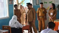 Wali Kota Ternate, Dr. M. Tauhid Soleman melakukan pemantauan secara langsung Ujian Nasional (UN) tingkat SMP, Senin (13/5/2024).