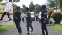 Bupati Frans Manery  keluar ruangan menemui masa aksi dengan menggunakan parang. Ia sempat mengejar massa aksi dan memotong alat peraga aksi.