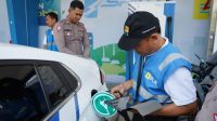 Petugas PLN tengah melakukan simulasi pengisian daya mobil listrik menjelang agenda World Water Forum (WWF) di Bali yang akan diselenggarakan pada 18-25 Mei 2024.