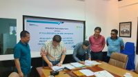 Penandatanganan Perjanjian Jual Beli Tenaga Listrik (PJBTL) oleh Manager UP3 Masohi, Muhammad Ardian dan Direktur CV Batu Seram Jaya sekaligus CV Batu Jaya, Ronny Aquario Perkasa
