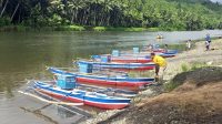 Pemerintah Desa (Pemdes) Gorugo Kecamatan Morotai Jaya, Kabupaten Pulau Morotai, merealisasikan bantuan perahu ketinting kepada nelayan, Senin 10 Juni 2024.(Foto : M. Bahrul Kurung/beritadetik.id).