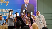 Peserta sosialisasi antusias mencoba berbahai fitur pln mobile
