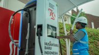Petugas PLN sedang melakukan pengecekan berkala pada SPKLU yang terletak di Kementerian Sekretariat Negara (Kemensetneg) IKN, guna memastikan kesiapan untuk melayani pengisian daya kendaraan listrik.