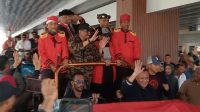 Bakal Calon Gubernur dan Calon Wakil Gubernur Maluku Utara, Husain Alting Sjah dan Asrul Rasyid Ichsan saat dijemput ratusan pendukung dan massa di bandara Sultan Babullah Ternate, Rabu (28/8/2024).