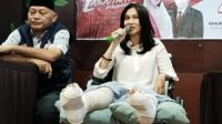 Screenshot_2024-10-26-14-06-30-13_99c04817c0de5652397fc8b56c3b3817 Sherly Tjoanda Laos dan Sarbin Seher saat menggelar konferensi pers di Sahid Bela Ternate, beberapa waktu lalu.(Foto : beritadetik.id).